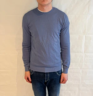 Massimo Dutti sweater - Ljusblå herrtröja i stickat material, pre-owned i mycket bra skick.