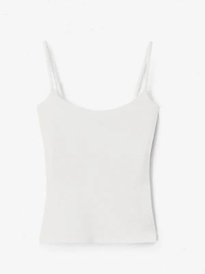 Vit ribbad crop top med smala band - Säljer en enkel och stilren vit crop top med smala axelband och ribbad struktur. Toppen har en rak passform och är tillverkad i ett mjukt, stretchigt material som sitter skönt på kroppen. Perfekt att matcha med jeans eller kjol för en clean look.