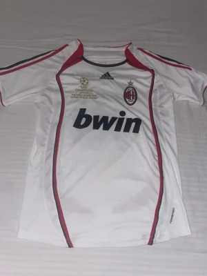 En klassisk Milan tröja - En klassisk Milan tröja för bra pris.