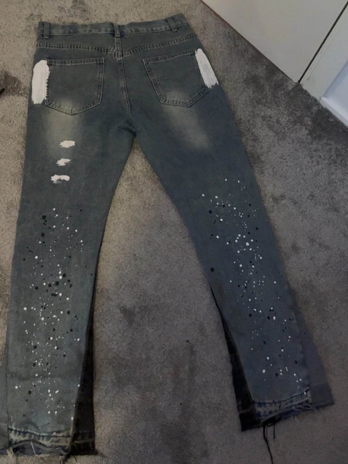Grå jeans med färgstänk och slitningar - 1