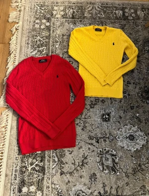 Röd och gul stickad tröja Polo Ralph Lauren - 2 fina tröjor från Ralph Lauren ❤️💛  Säljer två fina Ralph Lauren-tröjor i juniorstorlek L. De passar även XS beroende på hur man vill att de ska sitta.  En röd och en gul tröja. Säljs tillsammans som ett paket för 400 kr.  Båda är i väldigt fint skick och väl omhändertagna. 