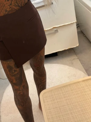 2st par shorts/kjolar - 2par kjol/shorts, ett par i brun & ett par i vinröd, endast använda vid ett tillfälle 💋 ▪️TikTok - ginise  