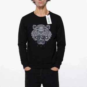 Kenzo Paris Tröja Herr XS - Högkvalitativ replika  Storlek: XS Pris: 799 kr Leverans: Skickas inom 24 timmar Lager: Begränsat antal