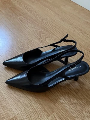 Svarta slingback-pumps från Even&Odd - Svarta klackskor från even&odd från Zalando i storlek 38. Har tagit bort prislappen men de är inte använda, då jag köpte ett par andra, men kunde inte returnera dessa.  Klackhöjd: 5cm Stängning: Justerbar slingback