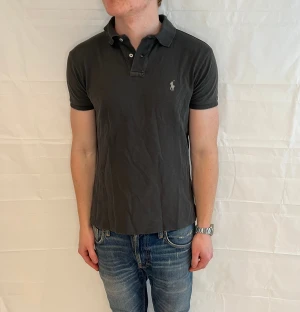 Polo Ralph Lauren Slim Fit Polo Grey - Grå slim fit pikétröja i bomull, begagnad i mycket gott skick.
