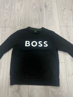 Svart sweatshirt från BOSS - I mycket bra skick , pris kan diskuteras 