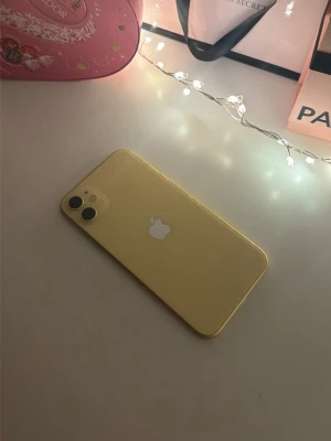 Gul iPhone , 64 GB - Snygg gul iPhone Perfekt för dig som vill sticka ut med en färgglad mobil! Inga defekter. 
