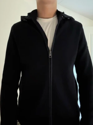 Bugatti cardigan - Säljer en Blå cardigan från Bugatti i toppskick!