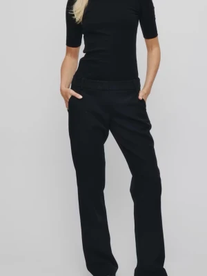 Svarta lite bootcut kostymbyxor - Stilrena svarta kostymbyxor med rak/ bootcut passform och hög midja. Byxorna har bälteshällor och sidofickor, perfekta för en clean och modern look.