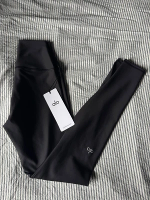 Airlift leggings Alo Yoga - Ett par High-Waist Airlift Leggings - Black i storlek Xs, från Alo Yoga. Helt nya med prislapp, säljer då jag vill ha en annan storlek.  Postar samma dag.  