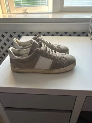 Valentino flycrew  - Beige Valentino flycrew i storlek 39. Färg: 🎨 beige Nypris: 6999 kr Vårt pris: 999 kr