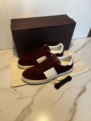 Valentino flycrews - Säljer nu ett par riktigt feta valentino Flycrews. Storlek 43. Box, 2 dustbags och extra snöre följer med. Om du har några funderingar så är det var att fråga på! ❇️