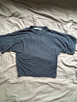 Mörkblå oversized t-shirt - En enkel och stilren mörkblå t-shirt med oversized passform och korta ärmar. Tillverkad i mjuk bomull som känns skön mot huden. Perfekt för en avslappnad look.