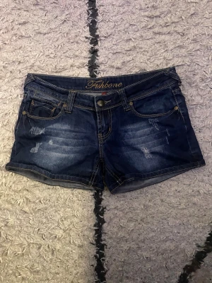 Low waist jeans shorts - Säljer dessa snygga väldigt lpgmidjade jeansshorts då jag knappt använt de, storlek s 🫶 Skriv privat för mer info 