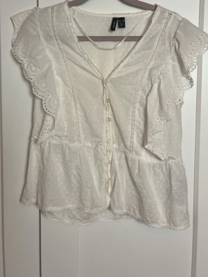 Vit blus med spetsdetaljer - Blus från vero Moda, använts få gånger så den är i bra skick. Liten i storleken så sitter som en S