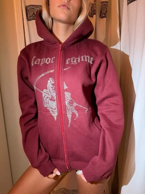 Röd Rhinestone Zip Hoodie❤️ - Super snygg rhinestone zip hoodie i en mysig röd färg. Den är från Cosa Nostra Sthlm, använd en del men inget som syns!❤️