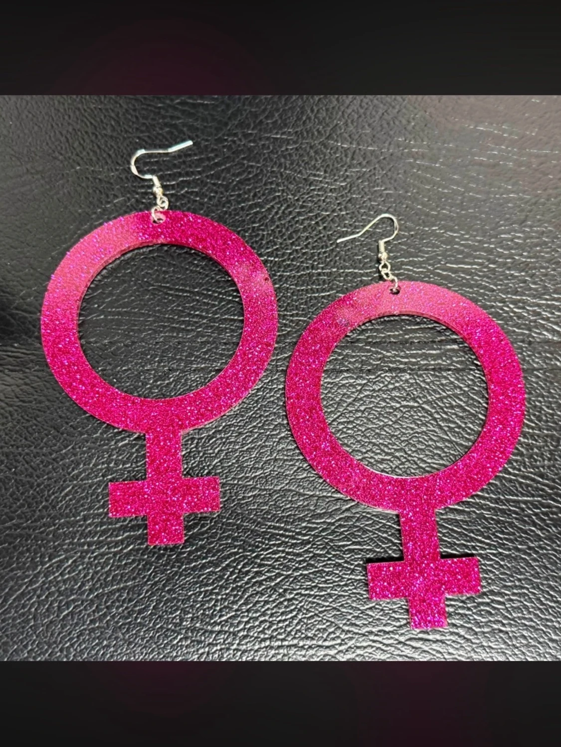 Nya Glittriga Rosa Feministiska Örhängen - Kvinnotecken Stl XL - Akryl Lätta att Bära - Stora Statementörhängen - 925 Silverkrokar -  Nypris 360 kr - 3
