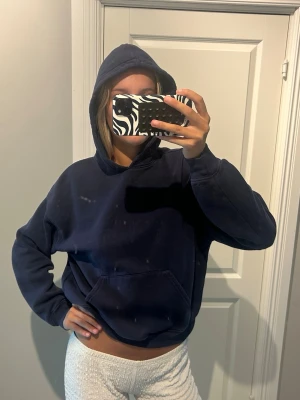 Mörkblå hoodie - Säljer då jag ej använder hoodies! 