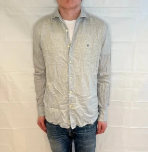 Morris Shirt Grey Men's - Grå herrskjorta i 100% bomull, mycket tunn och nästan linneliknande. Begagnad i mycket gott skick.