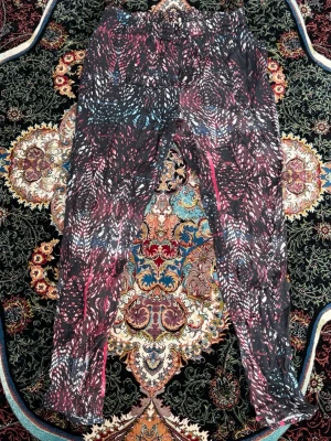 Mönstrade leggings i svart och vinrött - Säljer ett par stretchiga leggings med abstrakt mönster i svart, vinrött, vitt och inslag av blått. Materialet är tunt och mjukt, perfekt för dig som gillar färgstarka och unika plagg. Resår i midjan för skön passform.