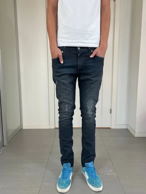 Dondup Jeans  - Säljer nu dessa mörkblå/svarta Dondup Jeans med snygga slitningar i populär design, mått ca 37,5 o 105 cm. skriv för fler bilder/frågor🙌🏼