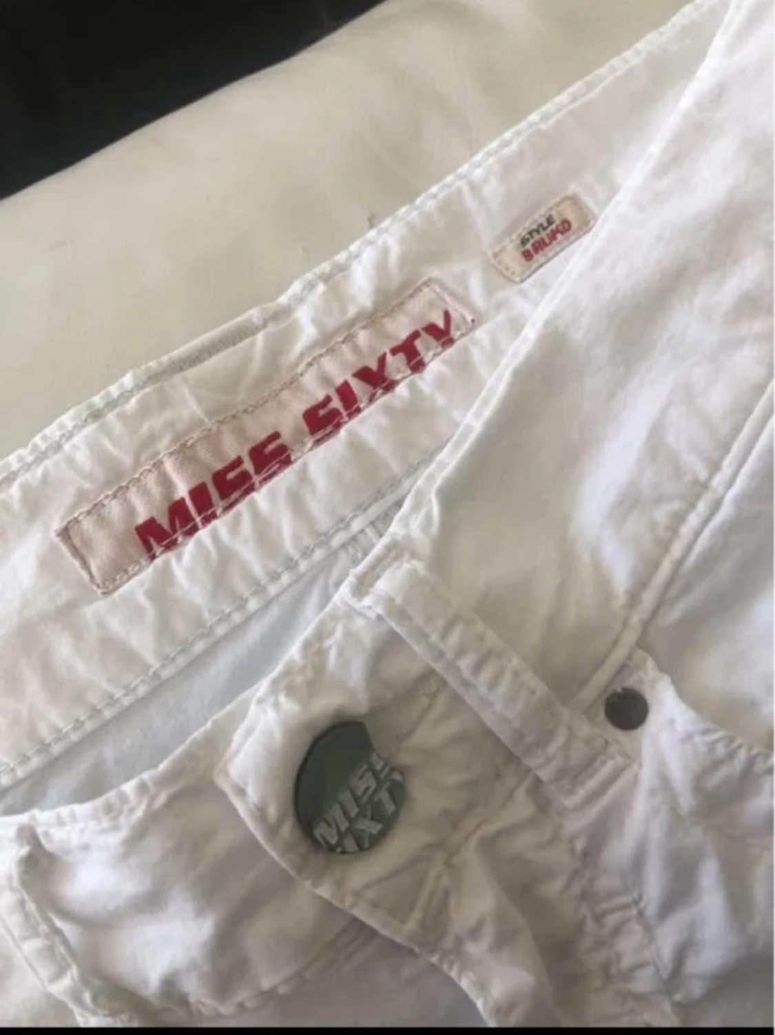 Vita byxor med broderad detalj - 2
