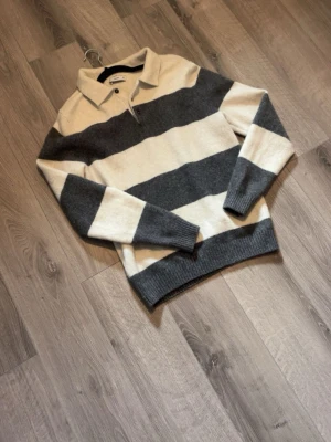 Stickad tröja  - Super fin stickad tröja med knappar vid kragen. Skön färg kombo som passar till varje outfit. Tröjan är i nyskick, inga defekter. Hör av er om ni har frågor🫱🏻‍🫲🏼