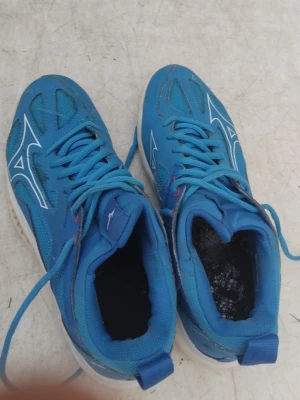 Blå sneakers från Mizuno - Snygga blå sneakers från Mizuno med vita detaljer och logga på sidan och hälen. Skorna har meshpaneler för bra ventilation, klassisk snörning och vadderad krage för extra komfort. Perfekta för dig som gillar sportig stil. Pris kan diskuteras 