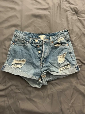 Högmidjade shorts - Ett par jättefina högmidjade shorts i superbra skick!
