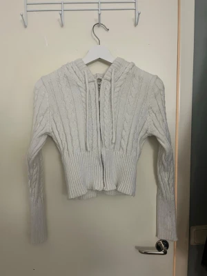 Croppad stickad hoodie - Jättefin Croppad stickad hoodie, i fint skick.