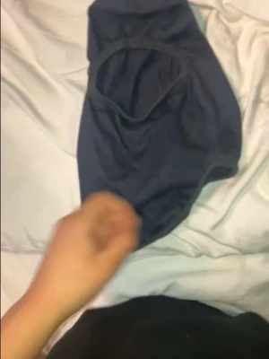 Mörkblå trosor med hög midja - Mörkblå trosor i enkel design med hög midja och mjukt material. Klassisk modell utan synliga detaljer eller spets. Perfekta för dig som gillar bekväma och stilrena underkläder.