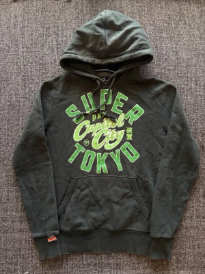 Superdry hoodie ~ sällsynt  - 🎉 20% rabatt om du följer min profil och handlar direkt! 😊  Sjukt sällsynt Superdry hoodie i storlek S – mörkgrön vintage 2000’s modell med snygg design och hög kvalitet. En eftertraktad modell som inte längre produceras och passar perfekt året om. 📦 Skickas inom 24h, kan gå ner lite i pris vid snabb affär! ✌️