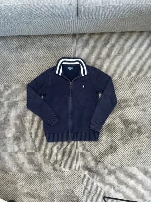 Mörkblå Ralph lauren helzip - Mörkblå Ralph lauren helzip storlek xl i barn vilket är som xs herr säljer pga att den inte används nypris 2000 mitt pris 529