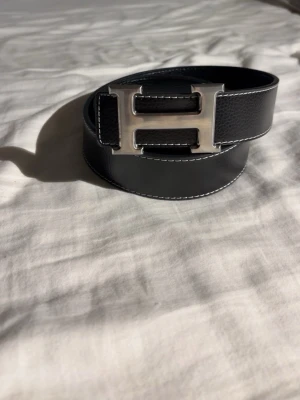 Svart skärp med stor H-spänne - H&M bälte äkta 