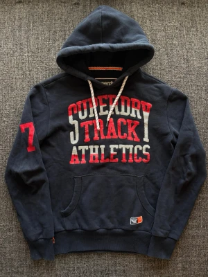 Superdry hoodie ~ sällsynt  - 🎉 20% rabatt om du följer min profil och handlar direkt! 😊  Sjukt sällsynt Superdry hoodie i storlek S – marinblå vintage 2000’s modell med snygg design och hög kvalitet. En eftertraktad modell som inte längre produceras och passar perfekt året om. 📦 Skickas inom 24h, kan gå ner lite i pris vid snabb affär! ✌️