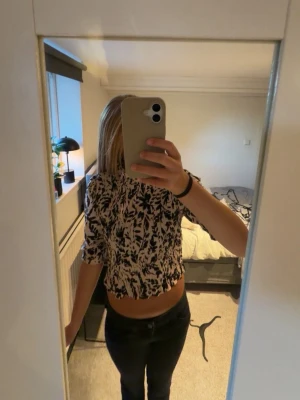 mönstrad blus - Säljer en mönstrad blus som aldrig kommit till användning. Pris går att diskutera💞💞