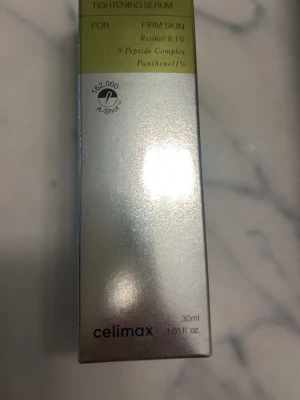 Celimax Tightening Serum 30ml - Celimax Tightening Serum för fastare hud, innehåller retinol 0,1%, 9 Peptide Complex och panthenol 1%. Kommer i en silverfärgad förpackning och rymmer 30 ml. Perfekt för dig som vill boosta hudens elasticitet och lyster.