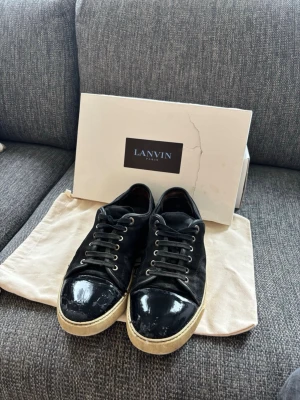 Lanvin skor - Rensar garderoben, feta lanvins först till kvarn. Skorna är i storlek 42, dustbag och box tillkommer. Skorna har lite repor där framme och lite slit i hälen men utöver de är dem riktigt fräscha mitt pris 749 kr