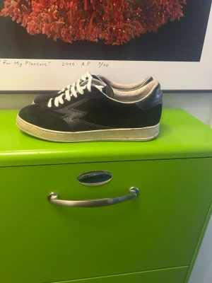 Moaconcept skor  - Snygga svarta sneakers med vit sula och vita skosnören från moaconcept, man får bara med skor och svarta skosnören. Pris kan diskuteras vid snabb affär!
