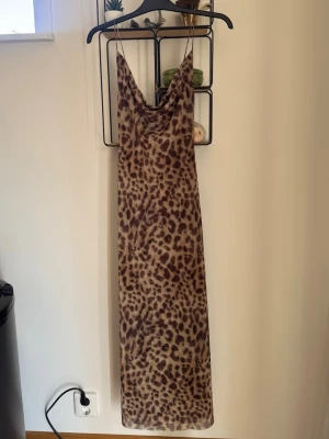 Leopardmönstrad långklänning - Leopardmönstrad klänning från zara i storlek S, lite öppen i ryggen. 