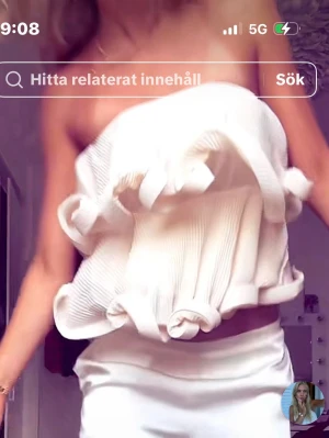 Krämvit axelbandslös volangtopp - Den är i storlek Medium men passar XS till Medium i och med att de är band där bak!!Trendig axelbandslös topp i beige med volangdetaljer. Snygg att matcha med både kjol och byxor.🥰😍Använd 1 gång
