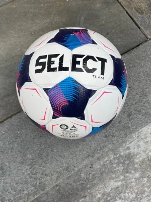 SELECT  - Select fotboll i perfekt skick! Den är använt sparsamt och den har inga skador förutom att texten har åkt bort lite.                                                           Storlek: 5                                                                           Pris kan diskuteras.