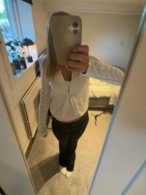 vit kofta - Säljer en söt vit mönstrad kofta från lager 157. Använd ett antal gånger men är fortfarande i bra skick. Inga defekter. Pris går att diskutera💞💞