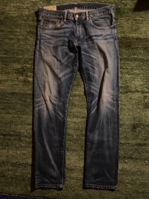 Archive Ralph Lauren jeans  - Säljer det sjukaste och snyggaste paret av jeans! Dem är otroligt gamla och feta med dem snyggaste fadesen någonsin! Storlek är W33 L32 och sitter straight fit perfekt! Köpte dessa för 250$ i usa! Hör av dig vid frågor om jeansen osv! 