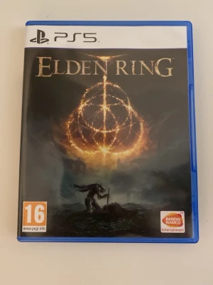 Elden Ring till PS5 - Elden Ring till PlayStation 5 i blå plastfodral. Spelet är ett action-RPG utvecklat av From Software och rekommenderas från 16 år. Använts fåtal gånger och är i princip nyskick.