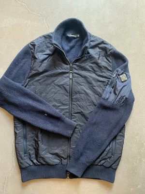 J.Lindeberg Cardigan Jacka - Tjena!   Säljer nu denna J Lindeberg cardigan jackan.   Storlek S o 7/10 skick  Hör av er vid frågor Mvh Hugo