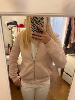 Ljusrosa bomberjacka med dragkedja - Snygg ljusrosa bomberjacka med silvrig dragkedja! Den är perfekt till hösten och våren💗