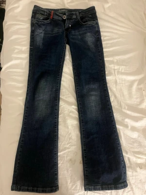 Mörkblå bootcut jeans med brodyr - Midjemått 37 cm och innerbenslängd 81cm!! Sjukt snygga mörkblå jeans som jag köpte på secondhand i Köpenhamn, perfekta för i höst🍂💕 jätte snygga detaljer på fickorna och fram. 