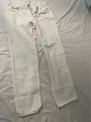 Vita raka jeans - Säljer ett par vita jeans från Perfect Jeans i rak modell. Jeansen har klassisk femficksdesign, bälteshällor och knappgylf. 