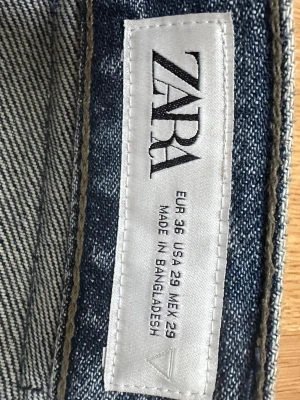 Blå raka jeans från ZARA - Säljer ett par klassiska blå jeans från ZARA i rak modell. Jeansen har en snygg tvättad look och är tillverkade i ett slitstarkt denimtyg. Perfekta för dig som gillar en enkel och tidlös stil.